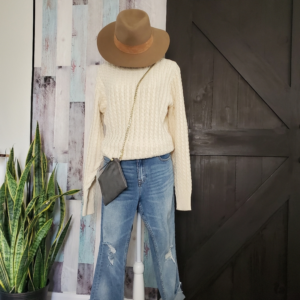 Knitted cream sweater - like new